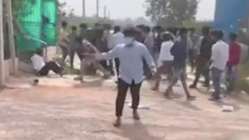 Kesal Lamarannya Ditolak, Pria Ini Kerahkan Massa untuk Pukuli Wanita dalam Mobil